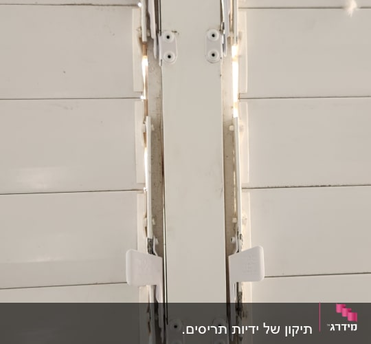 תריסים לבנים עם מנגנון פתיחה וסגירה